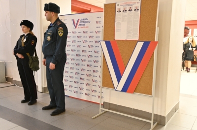 В Одинцово полицейский проверяет бюллетени перед опусканием в урну и забирает некоторые из них себе
